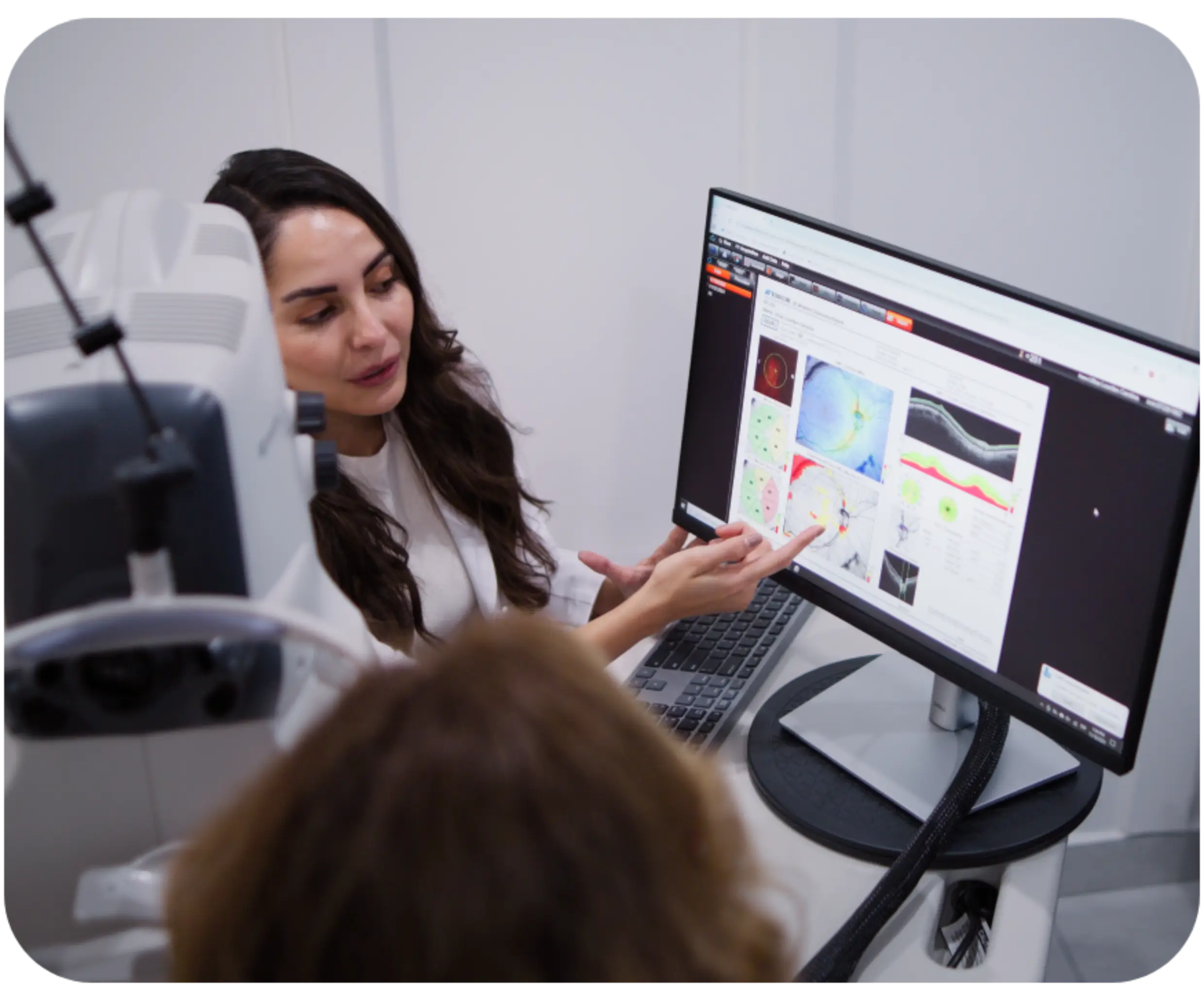 oftalmóloga atendiendo a paciente con glaucoma