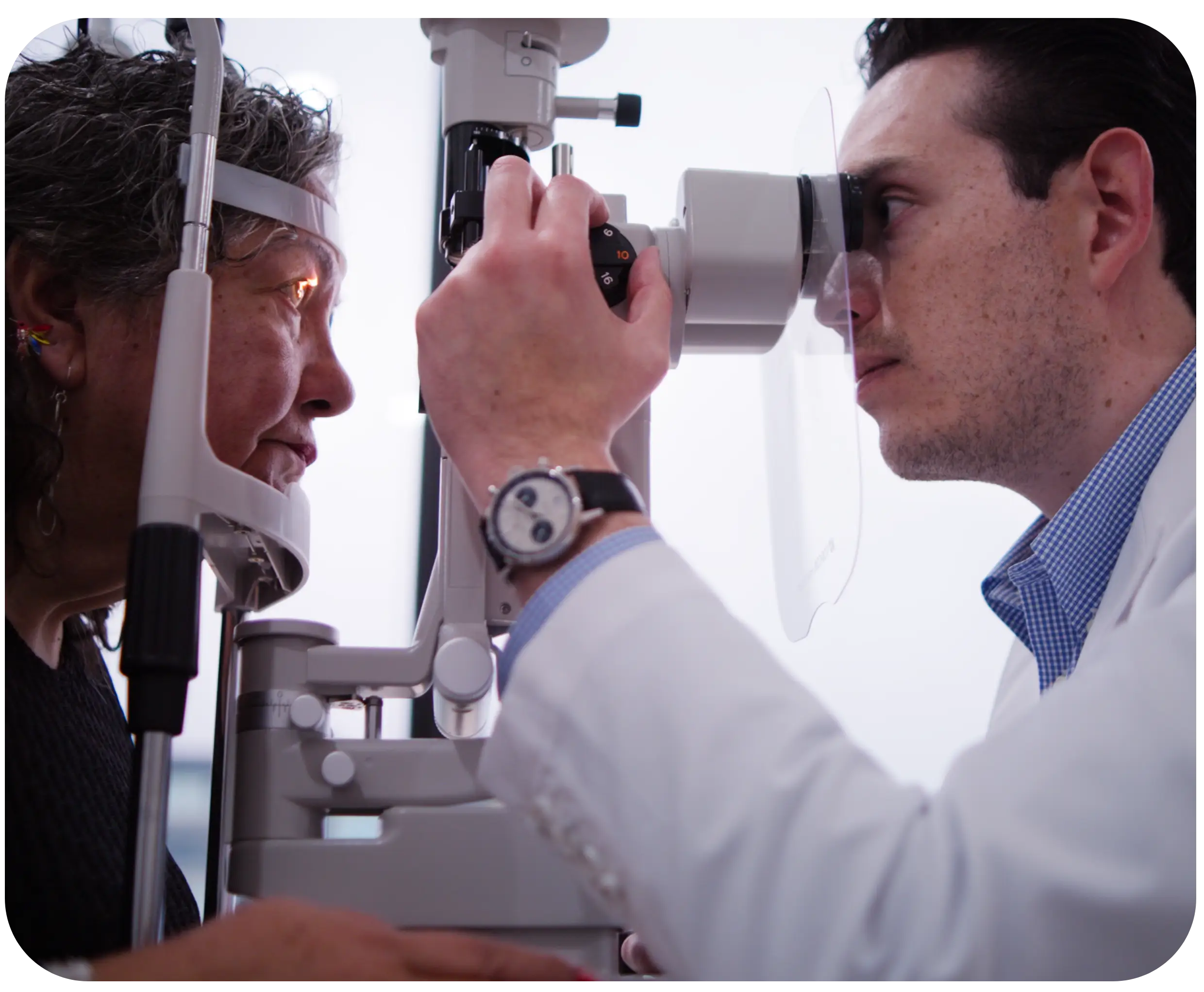 oftalmólogo especialista en coriorretinopatía serosa central