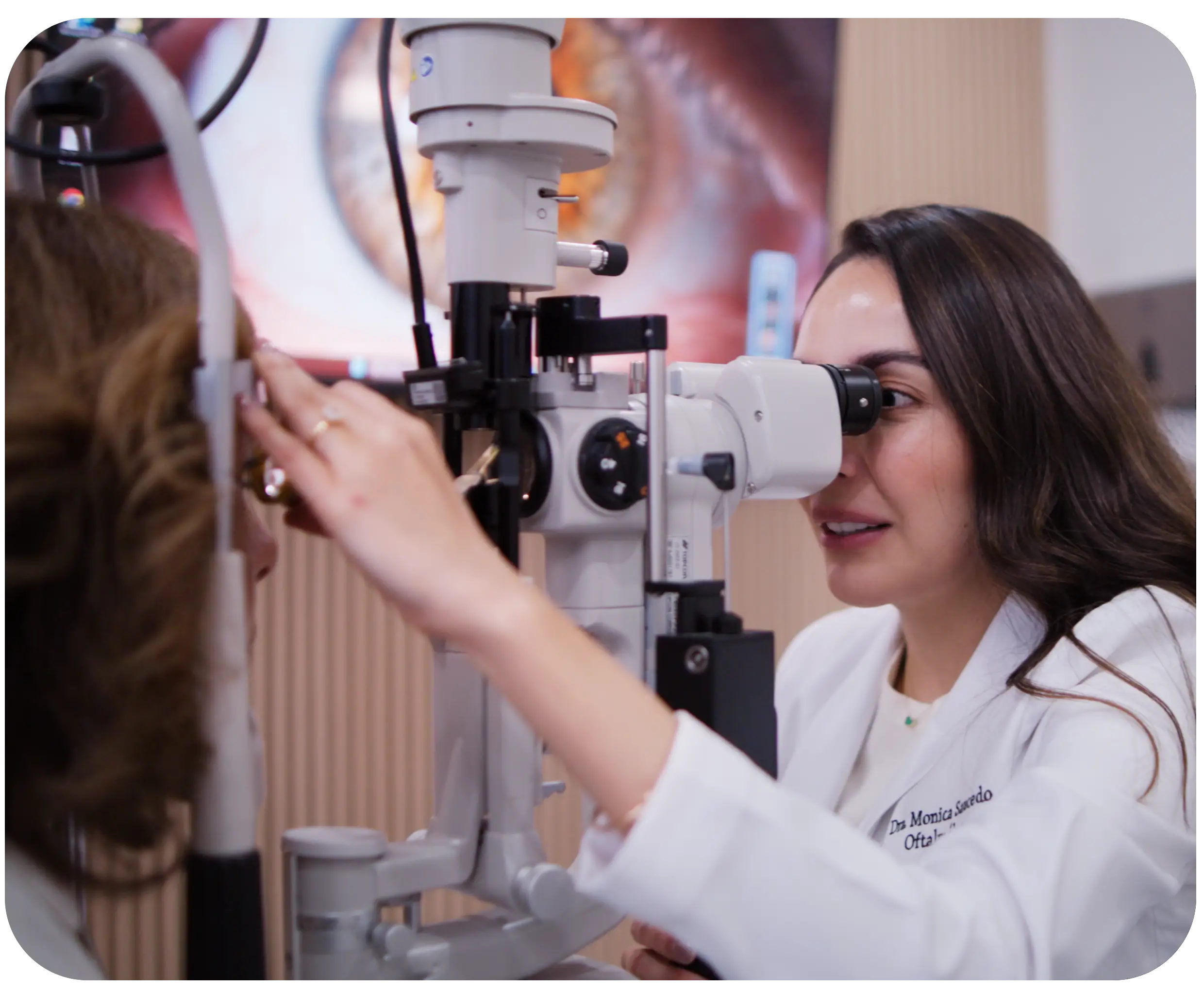 oftalmólogo especialista en desprendimiento de retina revisando un paciente