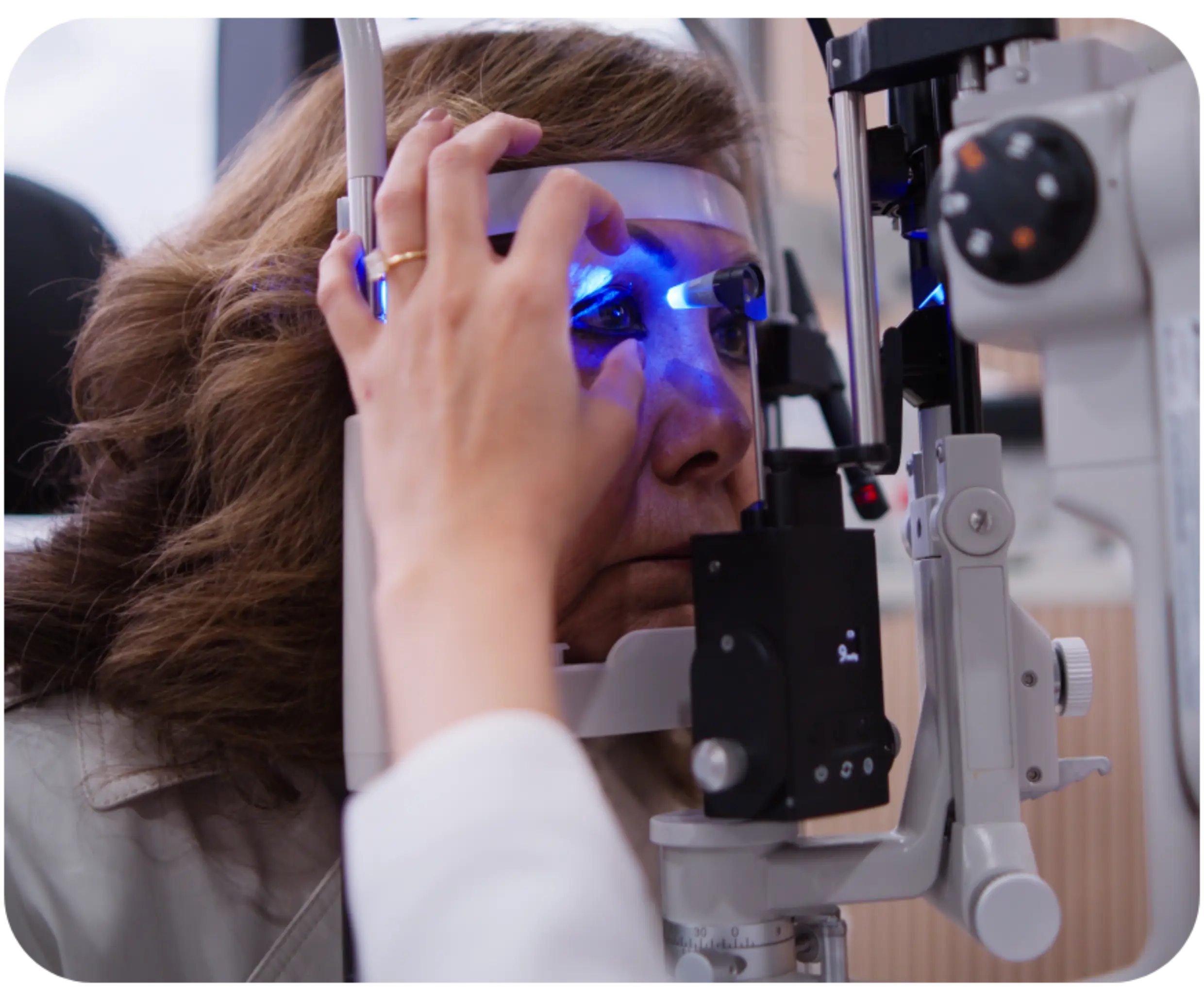 paciente en clinica oftalmológica recibiendo atención para cirugía de cataratas