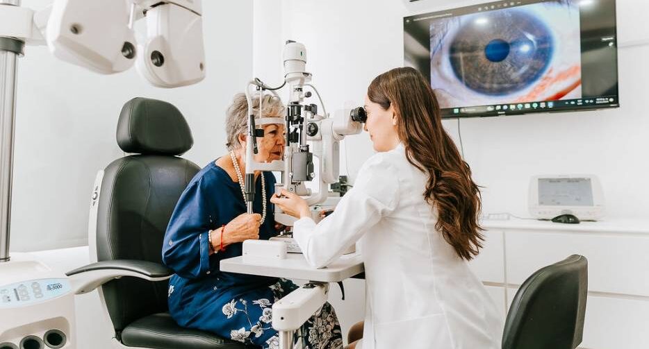 patient with cataracts at an appointment with an specialist