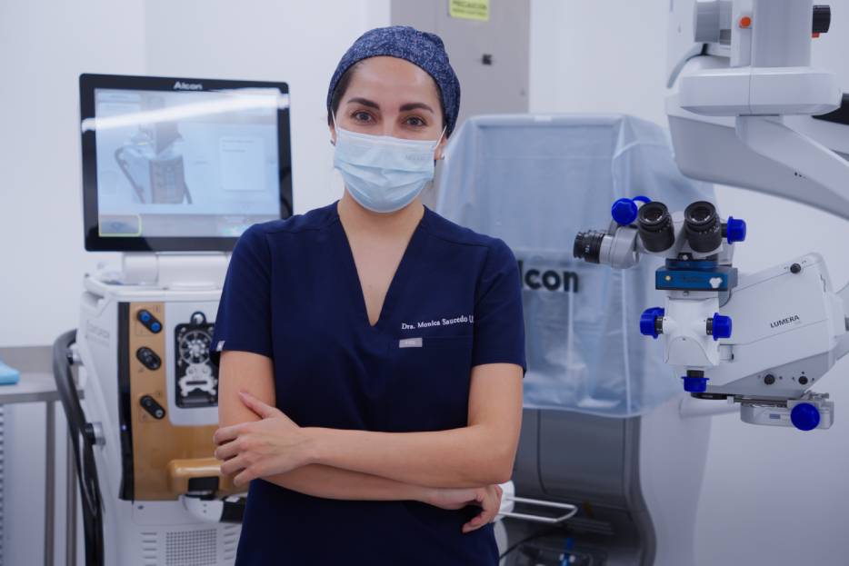 Dr. Mónica Saucedo, specialist in cataract surgery