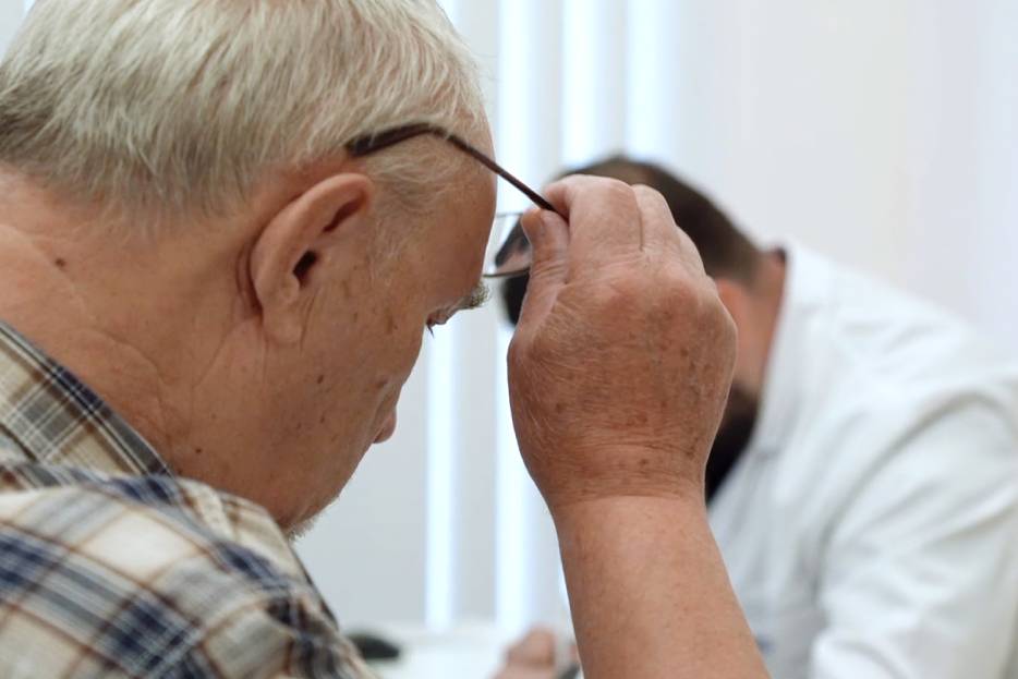 ophthalmologist checking a patient with cataracts