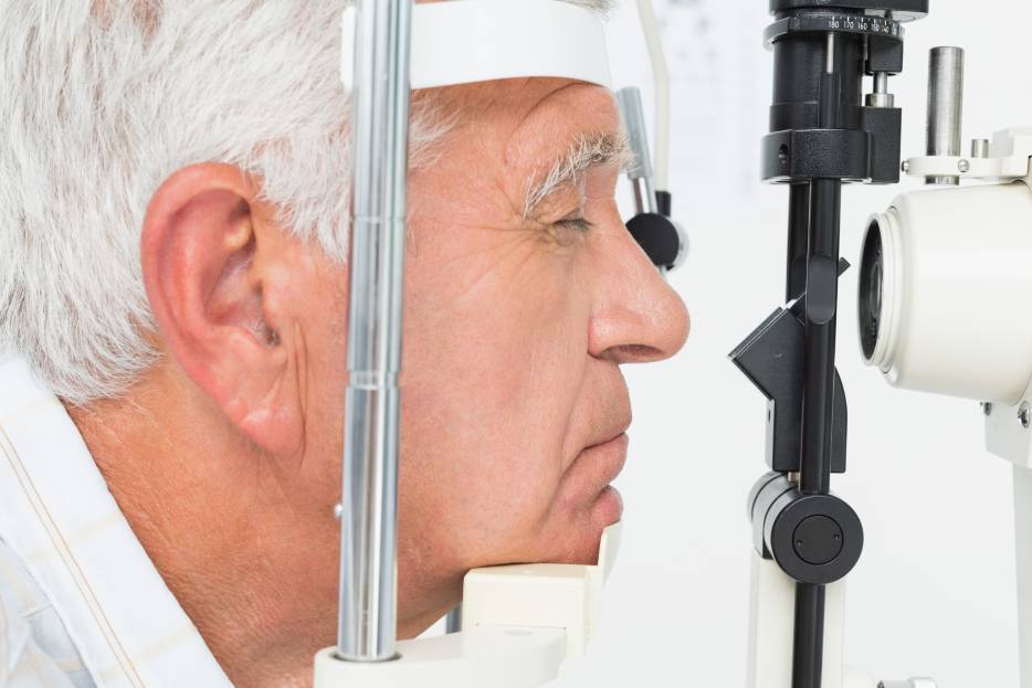 paciente en una clínica oftalmológica en Tijuana para el tratamiento de glaucoma