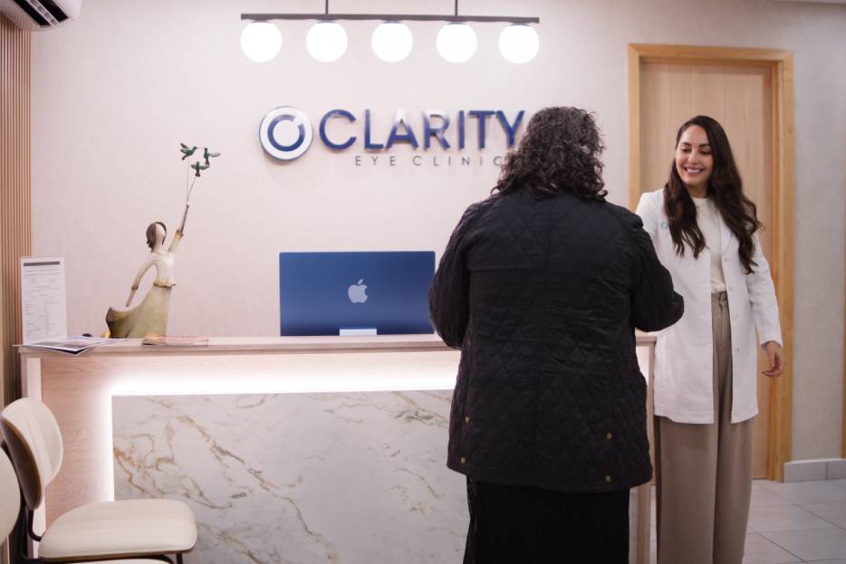 oftalmólogo experto en retina atendiendo a una paciente en su clínica