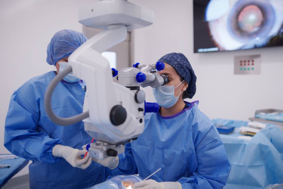 ophthalmologists performing a cataract surgery