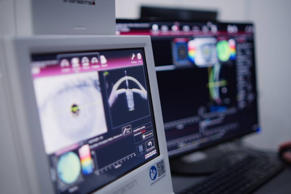 equipo oftalmológico en centro de salud visual