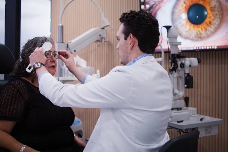 ophthalmologist performing a macular degeneration diagnosis