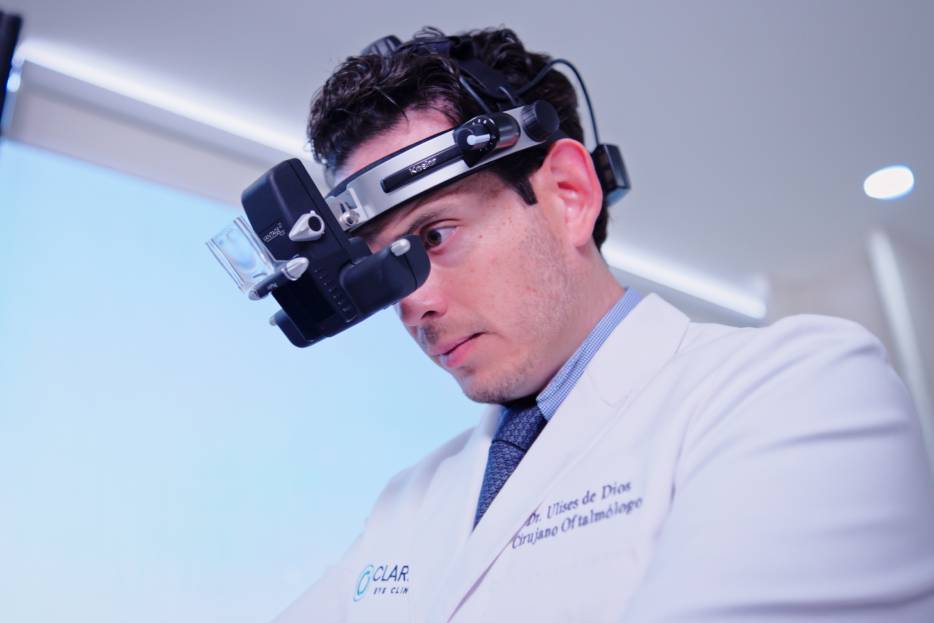 Dr. Ulises de Dios Cuadra ophthalmologist expert in macular degeneration