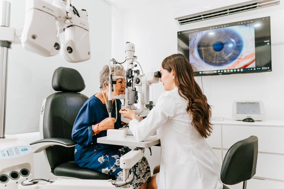 paciente en una cita oftalmológica con una especialista en glaucoma